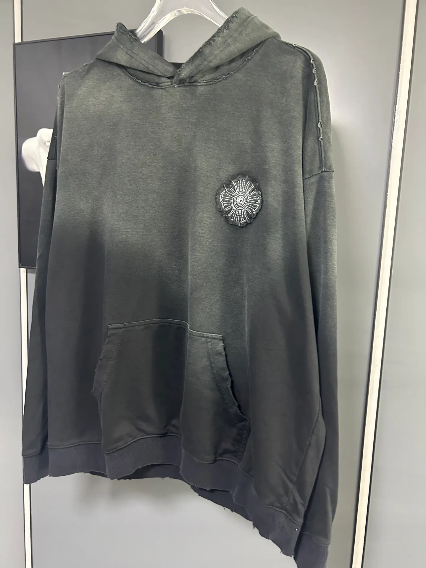 P310 𝗖𝗵𝗿𝗼𝗺𝗲 𝗛𝗲𝗮𝗿𝘁𝘀/Cro Heart 2025 Cross Patch Embroidery Summer New Original Single Counter American Acid Washed Distressed Laser Burnt Patch Embroidery Couple Casual Hooded Sweatshirt 👑The highest version! Customized fabric 440g tripe terry fabric! American acid-washed and distressed original fabric laser burnt ✟appliqué embroidery and exquisite embroidery of letters! The best-selling model at the counter. It is very comfortable to wear. It is low-key yet luxurious. It is very classy when worn. The large size and tailoring are needless to say. The upper body is exquisite and vivid. 👍High-end first-class materials. A truly palace-level product. The cotton from Turkey is of outstanding quality. After heavy washing, the clothes are very soft! Not picky, the upper body is absolutely stylish and extremely luxurious. Auxiliary materials: The original model has been authenticated and labeled ➕100% silk washed with water label. Genuine purchase-grade original hangtag➕matching hanging rope➕3D hanging beads➕original packaging bag. Craftsmanship: The original version has consistent wiring! The highest version of the armhole matching technique! Countless times of pattern making to 100% restore the original appearance! The correct version is the same for men and women, super eye-catching, super good-looking, and super atmospheric! Color: White Black Royal Blue Size, XS S M L